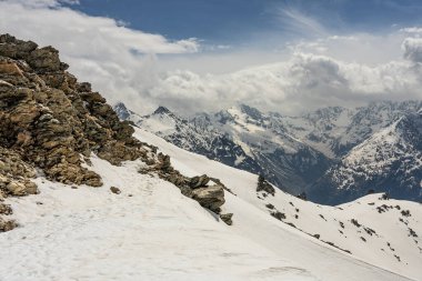 Kış dağları güzel alp panoramik. Grenoble yakınlarındaki Fransız Alp Dağları 'nın insansız hava aracı görüntüsü. Avrupa kışın alkole çıkar. Les Deux Alpes Oteli. Dağlar kar manzaralı..