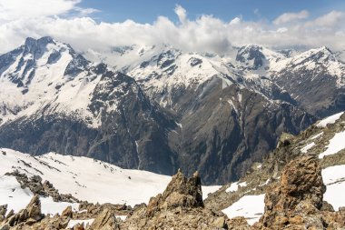 Kış dağları güzel alp panoramik. Grenoble yakınlarındaki Fransız Alp Dağları 'nın insansız hava aracı görüntüsü. Avrupa kışın alkole çıkar. Les Deux Alpes Oteli. Dağlar kar manzaralı..