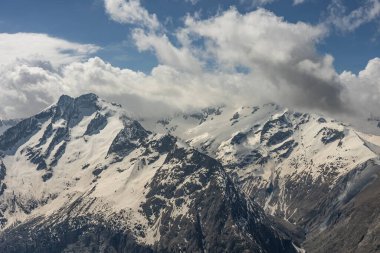 Kış dağları güzel alp panoramik. Grenoble yakınlarındaki Fransız Alp Dağları 'nın insansız hava aracı görüntüsü. Avrupa kışın alkole çıkar. Les Deux Alpes Oteli. Dağlar kar manzaralı..