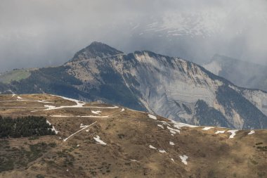 Kış dağları güzel alp panoramik. Grenoble yakınlarındaki Fransız Alp Dağları 'nın insansız hava aracı görüntüsü. Avrupa kışın alkole çıkar. Les Deux Alpes Oteli. Dağlar kar manzaralı..