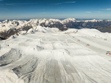 Kış dağları güzel alp panoramik. Grenoble yakınlarındaki Fransız Alp Dağları 'nın insansız hava aracı görüntüsü. Avrupa kışın alkole çıkar. Les Deux Alpes Oteli. Dağlar kar manzaralı..