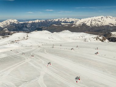 Kış dağları güzel alp panoramik. Grenoble yakınlarındaki Fransız Alp Dağları 'nın insansız hava aracı görüntüsü. Avrupa kışın alkole çıkar. Les Deux Alpes Oteli. Dağlar kar manzaralı..