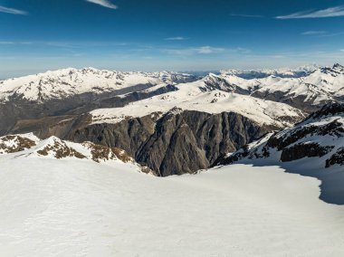 Kış dağları güzel alp panoramik. Grenoble yakınlarındaki Fransız Alp Dağları 'nın insansız hava aracı görüntüsü. Avrupa kışın alkole çıkar. Les Deux Alpes Oteli. Dağlar kar manzaralı..