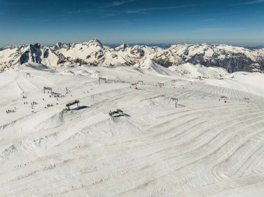 Kış dağları güzel alp panoramik. Grenoble yakınlarındaki Fransız Alp Dağları 'nın insansız hava aracı görüntüsü. Avrupa kışın alkole çıkar. Les Deux Alpes Oteli. Dağlar kar manzaralı..