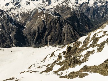 Kış dağları güzel alp panoramik. Grenoble yakınlarındaki Fransız Alp Dağları 'nın insansız hava aracı görüntüsü. Avrupa kışın alkole çıkar. Les Deux Alpes Oteli. Dağlar kar manzaralı..