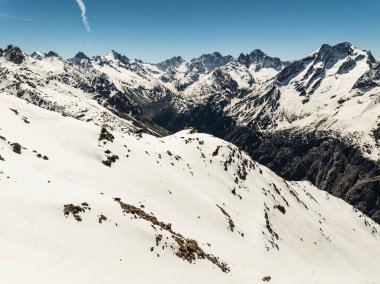 Kış dağları güzel alp panoramik. Grenoble yakınlarındaki Fransız Alp Dağları 'nın insansız hava aracı görüntüsü. Avrupa kışın alkole çıkar. Les Deux Alpes Oteli. Dağlar kar manzaralı..