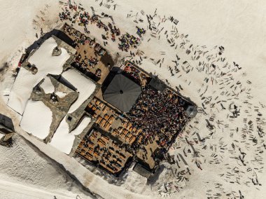 Apres-ski 'yi seven insanların insansız hava aracı görüntüsü. Apres, Les Deux Alpes 'taki bir dağ evinde kayak yapıyor. İnsanlar Fransa 'nın Les 2 Alpes kayak merkezindeki bir dağ barında dans ediyorlar. Alplerde kayak yapan öncüler.