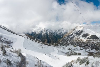 Hava aracı fotoğrafı. Kışın Fransız Alpleri, Fransa 'da Rhone Alpes Avrupa. İlkbahar zamanı Les Deux Alpes Köyü. Gün batımında Alp dağlarında bir kasaba. Fransız Alpleri 'nin kış kasabası.