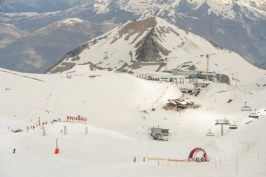 Kış dağları güzel alp panoramik. Grenoble yakınlarındaki Fransız Alp Dağları 'nın insansız hava aracı görüntüsü. Avrupa kışın alkole çıkar. Les Deux Alpes Oteli. Dağlar kar manzaralı..