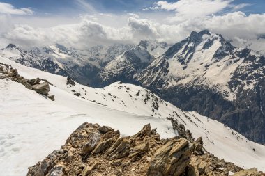 Kış dağları güzel alp panoramik. Grenoble yakınlarındaki Fransız Alp Dağları 'nın insansız hava aracı görüntüsü. Avrupa kışın alkole çıkar. Les Deux Alpes Oteli. Dağlar kar manzaralı..