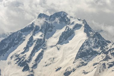 Kış dağları güzel alp panoramik. Grenoble yakınlarındaki Fransız Alp Dağları 'nın insansız hava aracı görüntüsü. Avrupa kışın alkole çıkar. Les Deux Alpes Oteli. Dağlar kar manzaralı..