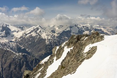 Kış dağları güzel alp panoramik. Grenoble yakınlarındaki Fransız Alp Dağları 'nın insansız hava aracı görüntüsü. Avrupa kışın alkole çıkar. Les Deux Alpes Oteli. Dağlar kar manzaralı..