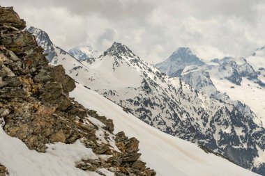 Kış dağları güzel alp panoramik. Grenoble yakınlarındaki Fransız Alp Dağları 'nın insansız hava aracı görüntüsü. Avrupa kışın alkole çıkar. Les Deux Alpes Oteli. Dağlar kar manzaralı..