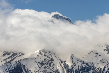 Kış dağları güzel alp panoramik. Grenoble yakınlarındaki Fransız Alp Dağları 'nın insansız hava aracı görüntüsü. Avrupa kışın alkole çıkar. Les Deux Alpes Oteli. Dağlar kar manzaralı..