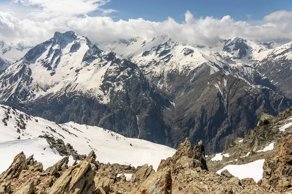 Kış dağları güzel alp panoramik. Grenoble yakınlarındaki Fransız Alp Dağları 'nın insansız hava aracı görüntüsü. Avrupa kışın alkole çıkar. Les Deux Alpes Oteli. Dağlar kar manzaralı..