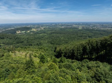 Beskid dağlarındaki insansız hava aracı görüntüsü, Blatnia. Blatnia 'da yaz yeşili orman. Jaworze 'daki Beskid Dağları. İnsansız hava aracı yazın yeşil dağların üzerinde uçar. Polonya yeşil dağları ve tepeleri hava aracı fotoğrafı