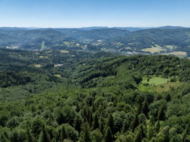 Beskid dağlarındaki insansız hava aracı görüntüsü, Blatnia. Blatnia 'da yaz yeşili orman. Jaworze 'daki Beskid Dağları. İnsansız hava aracı yazın yeşil dağların üzerinde uçar. Polonya yeşil dağları ve tepeleri hava aracı fotoğrafı