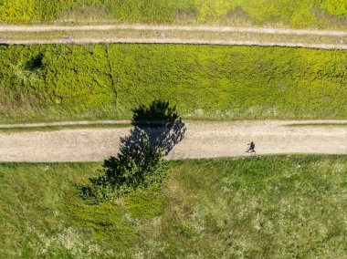 Beskid Dağları, Blatnia 'da İHA görüntüsü var. Blatnia 'da yaz yeşili orman. Jaworze 'daki Beskid Dağları. İnsansız hava aracı yeşil dağların ve patikaların üzerinde uçuyor. Polonya yeşil dağları ve tepeleri hava aracı 