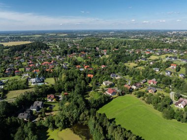 Jaworze 'da yaz yeşili orman. Beskid dağlarındaki insansız hava aracı görüntüsü. Jaworze 'daki Beskid Dağları. İnsansız hava aracı yazın yeşil dağların üzerinde uçar. Polonya yeşil dağları ve tepeleri hava aracı fotoğrafı
