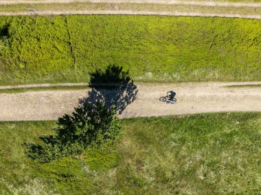 Beskid dağlarında insansız hava aracı, dağlarda dağ bisikleti. Blatnia 'da yaz yeşili orman. Jaworze 'daki Beskid Dağları. İnsansız hava aracı yazın yeşil dağların ve dağ bisikletlerinin üzerinde uçar..