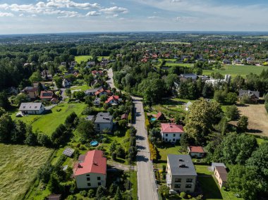 Jaworze 'da yaz yeşili orman. Beskid dağlarındaki insansız hava aracı görüntüsü. Jaworze 'daki Beskid Dağları. İnsansız hava aracı yazın yeşil dağların üzerinde uçar. Polonya yeşil dağları ve tepeleri hava aracı fotoğrafı