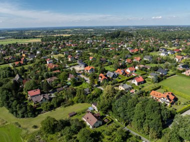 Jaworze 'da yaz yeşili orman. Beskid dağlarındaki insansız hava aracı görüntüsü. Jaworze 'daki Beskid Dağları. İnsansız hava aracı yazın yeşil dağların üzerinde uçar. Polonya yeşil dağları ve tepeleri hava aracı fotoğrafı