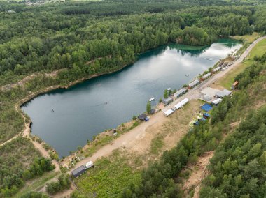 Quarry Turquiose Gölü renginin hava aracı fotoğrafı, Park Grodek, Jaworzno 'da açık maden ocağı. Polonya. Turkuaz Su ve Tahta Köprü. Polonyalı Maldivler Jaworzno 'da Grodek Parkı.