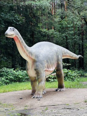 Kazimierz, Sosnowiec 'teki ormandaki Vulcanodon dinazorunun gerçekçi figürü. Park ortamı dinozorun doğal ortamını ön plana çıkarıyor. Vulcanodon dinozoru.