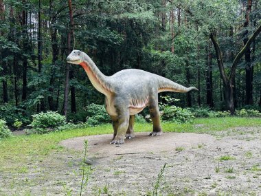 Kazimierz, Sosnowiec 'teki ormandaki Vulcanodon dinazorunun gerçekçi figürü. Park ortamı dinozorun doğal ortamını ön plana çıkarıyor. Vulcanodon dinozoru.