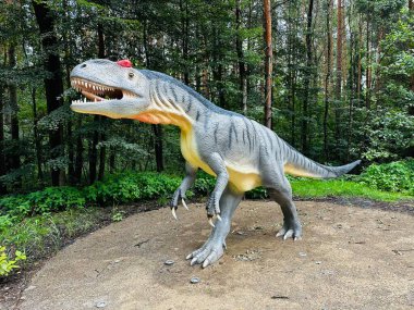 Kazimierz Sosnowiec 'teki Allosaurus dinazor parkının gerçekçi figürü. Tarih öncesi yırtıcı hayvan, dinozor sevenleri cezbetmek için büyüleyici bir doğa unsuru yaratır. Allosaurus dinozoru.