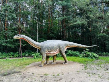 Kazimierz, Sosnowiec 'teki ormandaki Vulcanodon dinazorunun gerçekçi figürü. Park ortamı dinozorun doğal ortamını ön plana çıkarıyor. Vulcanodon dinozoru.