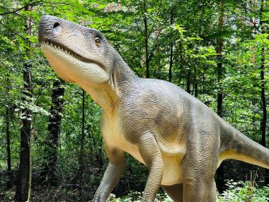 Archozaur dinozoru. Kazimierz Sosnowiec 'teki Archozaur dinazor orman parkının gerçekçi figürü. Tarih öncesi yırtıcı büyüleyici bir doğa unsuru. Wawel Ejderhası. Lisowice 'den Dragon.
