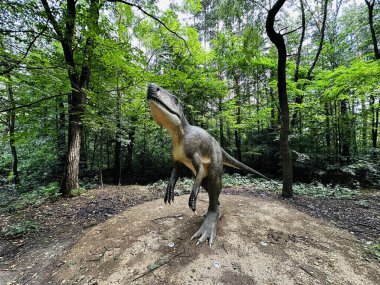 Archozaur dinozoru. Kazimierz Sosnowiec 'teki Archozaur dinazor orman parkının gerçekçi figürü. Tarih öncesi yırtıcı büyüleyici bir doğa unsuru. Wawel Ejderhası. Lisowice 'den Dragon.