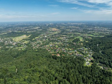 Beskids, Bielsko Biala, Magurka Wilkowicka 'daki yeşil ormanların çarpıcı hava aracı görüntüsü. Magurka Wilkowicka 'da bir barınak. Tepelerin manzarası yemyeşil yeşilliğin güzelliğini ve huzurunu yansıtır.. 
