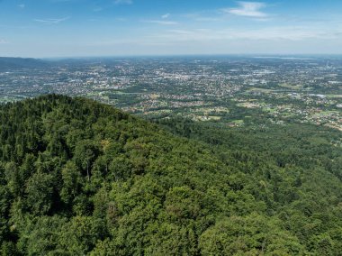 Beskids, Bielsko Biala, Magurka Wilkowicka 'daki yeşil ormanların çarpıcı hava aracı görüntüsü. Magurka Wilkowicka 'da bir barınak. Tepelerin manzarası yemyeşil yeşilliğin güzelliğini ve huzurunu yansıtır.. 