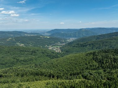 Beskids, Bielsko Biala, Magurka Wilkowicka 'daki yeşil ormanların çarpıcı hava aracı görüntüsü. Magurka Wilkowicka 'da bir barınak. Tepelerin manzarası yemyeşil yeşilliğin güzelliğini ve huzurunu yansıtır.. 