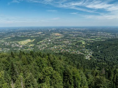 Beskid Yaz Dağları Panoraması. Beskids, Bielsko Biala, Magurka Wilkowicka 'daki yeşil ormanların çarpıcı hava aracı görüntüsü. Magurka Wilkowicka 'daki Barınak.