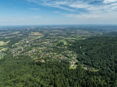 Beskid Yaz Dağları Panoraması. Beskids, Bielsko Biala, Magurka Wilkowicka 'daki yeşil ormanların çarpıcı hava aracı görüntüsü. Magurka Wilkowicka 'daki Barınak.