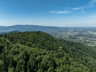 Beskid Yaz Dağları Panoraması. Beskids, Bielsko Biala, Magurka Wilkowicka 'daki yeşil ormanların çarpıcı hava aracı görüntüsü. Magurka Wilkowicka 'daki Barınak.
