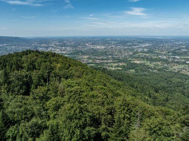 Beskid Yaz Dağları Panoraması. Beskids, Bielsko Biala, Magurka Wilkowicka 'daki yeşil ormanların çarpıcı hava aracı görüntüsü. Magurka Wilkowicka 'daki Barınak.