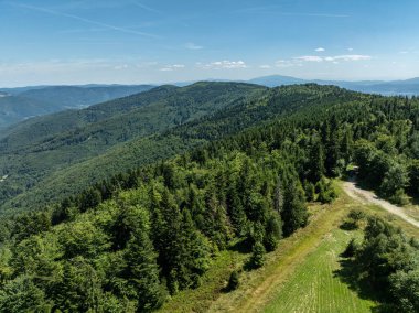 Beskid Yaz Dağları Panoraması. Beskids, Bielsko Biala, Magurka Wilkowicka 'daki yeşil ormanların çarpıcı hava aracı görüntüsü. Magurka Wilkowicka 'daki Barınak.