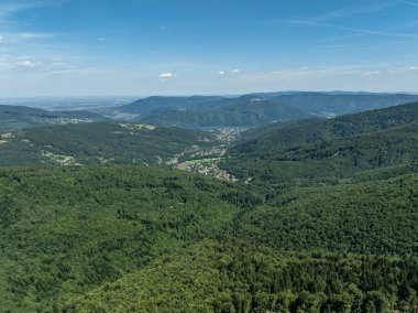 Beskid Yaz Dağları Panoraması. Beskids, Bielsko Biala, Magurka Wilkowicka 'daki yeşil ormanların çarpıcı hava aracı görüntüsü. Magurka Wilkowicka 'daki Barınak.