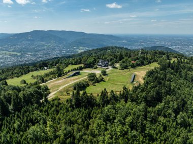 Beskid Yaz Dağları Panoraması. Beskids, Bielsko Biala, Magurka Wilkowicka 'daki yeşil ormanların çarpıcı hava aracı görüntüsü. Magurka Wilkowicka 'daki Barınak.