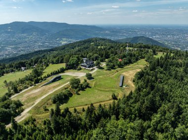 Beskid Yaz Dağları Panoraması. Beskids, Bielsko Biala, Magurka Wilkowicka 'daki yeşil ormanların çarpıcı hava aracı görüntüsü. Magurka Wilkowicka 'daki Barınak.