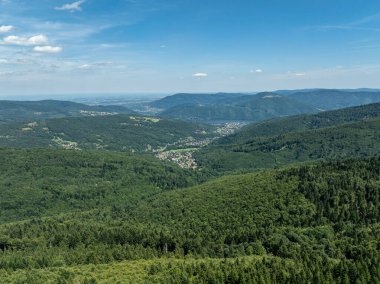 Beskid Yaz Dağları Panoraması. Beskids, Bielsko Biala, Magurka Wilkowicka 'daki yeşil ormanların çarpıcı hava aracı görüntüsü. Magurka Wilkowicka 'daki Barınak.