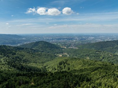 Beskid Yaz Dağları Panoraması. Beskids, Bielsko Biala, Magurka Wilkowicka 'daki yeşil ormanların çarpıcı hava aracı görüntüsü. Magurka Wilkowicka 'daki Barınak.