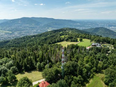 Beskid Yaz Dağları Panoraması. Beskids, Bielsko Biala, Magurka Wilkowicka 'daki yeşil ormanların çarpıcı hava aracı görüntüsü. Magurka Wilkowicka 'daki Barınak.