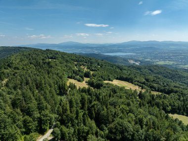 Beskid Yaz Dağları Panoraması. Beskids, Bielsko Biala, Magurka Wilkowicka 'daki yeşil ormanların çarpıcı hava aracı görüntüsü. Magurka Wilkowicka 'daki Barınak.