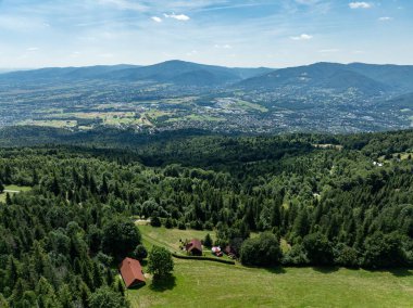 Beskid Yaz Dağları Panoraması. Beskids, Bielsko Biala, Magurka Wilkowicka 'daki yeşil ormanların çarpıcı hava aracı görüntüsü. Magurka Wilkowicka 'daki Barınak.
