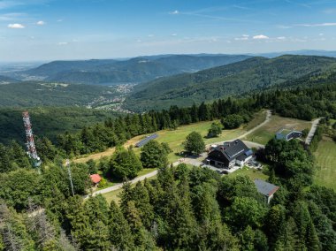 Beskid Yaz Dağları Panoraması. Beskids, Bielsko Biala, Magurka Wilkowicka 'daki yeşil ormanların çarpıcı hava aracı görüntüsü. Magurka Wilkowicka 'daki Barınak.
